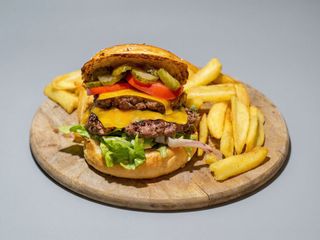 Home classic cheeseburger  + patate fritte