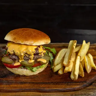Home classic cheeseburger + patate fritte