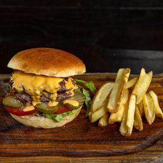 Home classic cheeseburger + patate fritte