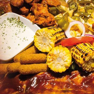 Mega tailgate box (3-4 persone) + patate fritte