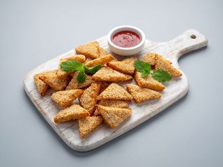 A4. Toast di gamberi con sesamo*