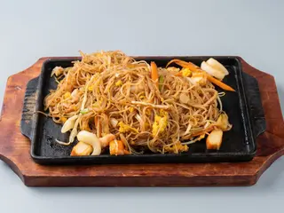 A84. Spaghetti di riso con frutti di mare alla piastra*
