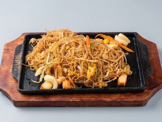 A84. Spaghetti di riso con frutti di mare alla piastra*