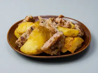 Patatine fritte con salsiccia