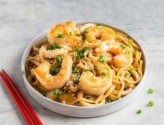 76 Udon con frutti di mare