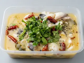158 Zuppa di pesce piccante con verdura sott'aceto (piccolo)