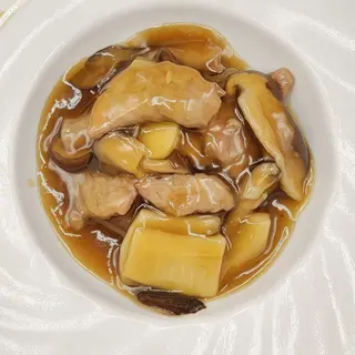 306. Manzo con bambù e funghi