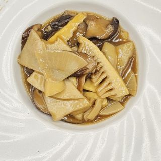 331. Bambù e funghi saltati