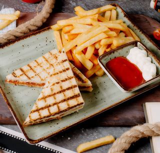 Toast, patatine fritte e bibita