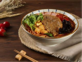 036 -Spaghetti di riso con zuppa pomodoro e filetto di maiale