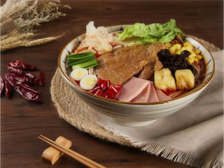 030- Spaghetti di riso con zuppa piccante e controfiletto