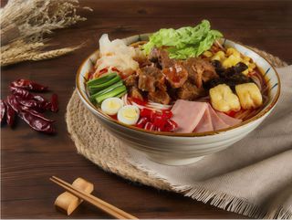 032-  Spaghetti di riso con zuppa piccante e filetto di maiale