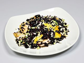 201 Riso nero saltato con gamberi e verdure