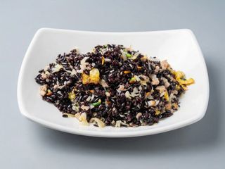 202 Riso nero saltato con carne e verdure