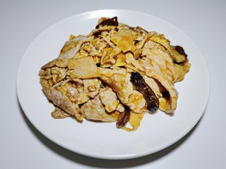 76 Maiale con bambù e funghi