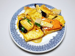 88 Tofu fritto con bambù e funghi