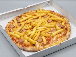 Pizza wurstël e patatine fritte