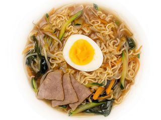 Ramen in brodo con manzo e uova