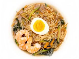 Ramen in brodo con gamberi e uova