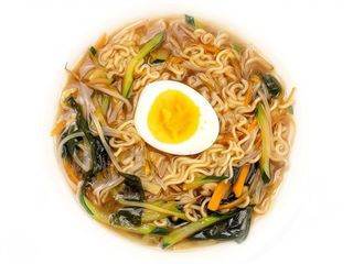 Ramen in brodo con verdure e uova