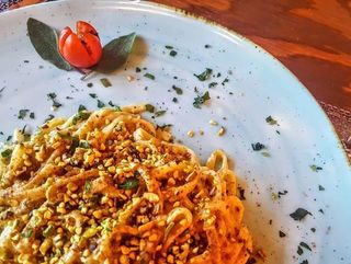 Spaghettoni con crema di pistacchio e bottarga di tonno