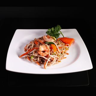 Spaghetti di riso con verdure e gamberi