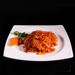 Spaghetti di soia piccanti saltati con carne di maiale