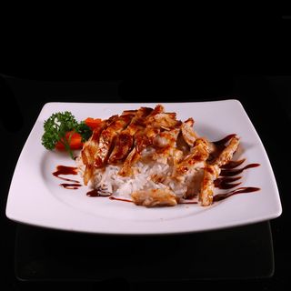 Katsudon riso con pollo e salsa