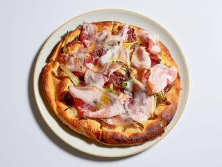 Alla pancetta piacentina e briciole di pane al carbone