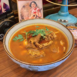 612 Noodles in brodo con manzo alla salsa di soya 红烧牛肉面 