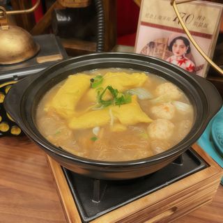 801 Brodo della casa con ravioli di uova, polpetta e scorza 本帮三鲜肉皮汤