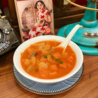 802 Zuppa con pomodoro, cavoli e manzo 本帮罗宋汤 