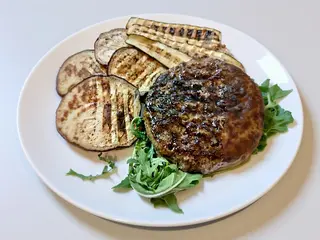 Hamburger di Fassona 200g al Piatto con Contorno