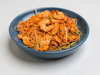233. Spaghetti di riso con gamberi e salmone 