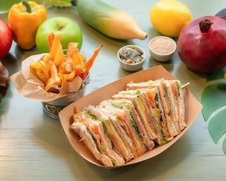 Avocado club con patate