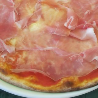 Margherita con crudo 