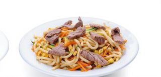 144. Yaki udon con manzo