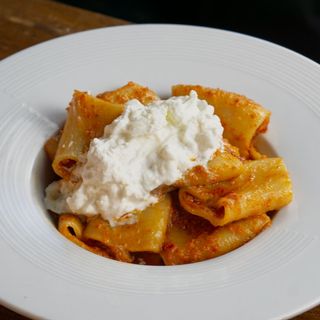 PACCHERI AL PESTO DI POMODORI  SECCHI, STRACCIATELLA E CRUMBLE DI TARALLI ALLE OLIVE