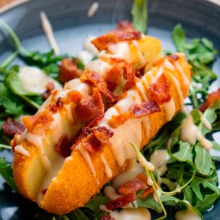 CROCCHETTA DI PATATE, BACON E FONDUTA CACIO  E PEPE