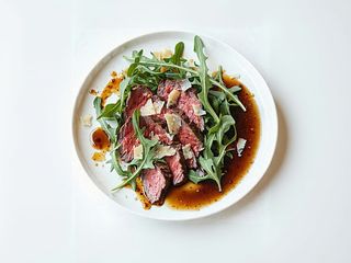 Tagliata di manzo con rucola e scaglie di grana