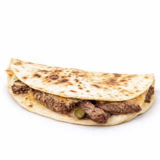 Hamburger di manzo, cetriolini, ceddar, iceberg, salsa rosa