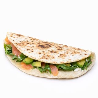 Salmone affumicato, stracciatella, rucola, avocado