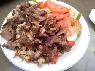 Piatto con carne e salse