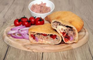 Mozzarella, tonno, pomodori freschi, cipolla di Tropea