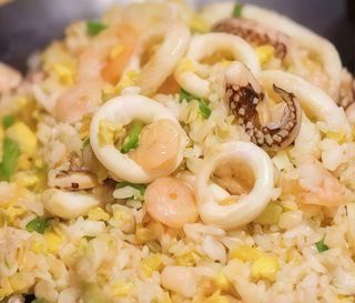 218 Riso con frutti di mare, pesce misto, uova, verdure