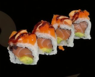 100 Salmone, avocado, tobiko, spicy