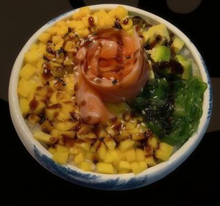138 Crudo salmone, wakame, avocado, riso mango mais