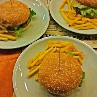 Burger di Chianina con patatine, bevanda e salsa a scelta