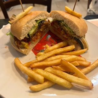 Burger di Chianina Affumicato con Patatine, Bevanda e Salsa a scelta