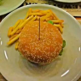 Burger Angus con patatine, bevanda e salsa a scelta